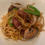 海鮮中国料理黄河 - 浜名湖産あさりと富山の蛍烏賊に平打ち麺の焼きそば