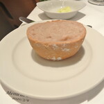 リストランテ カノフィーロ - 赤ワインを練り込んだパン