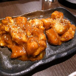 焼肉 神戸屋 - 左：ホルモン（９００円）　右：丸腸（９００円）