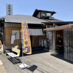 麺屋 たけ井 - 右手前に駐車場有ります。30m位離れた所にも第二駐車場が。