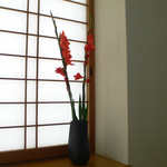 ながい - 窓際には花が飾られていて、和みます。