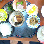 ながい - 友人Ｎさんの貝汁定食、お盆の右手前の空いた所に後からめざしがきました。