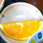 ながい - このオレンジ、美味でした。付け足しの果物が美味しいと、食事全体がより良くなった感じがします。