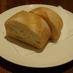 クレメンティア - まず、パンが出ました。（ほかほかに暖かく、小麦の香りがします。）