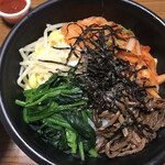 黒毛和牛焼肉と韓国料理 ハヌル - ピビンバ。焼いてないやつも好き。コチュジャン別添。