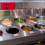 汕頭潮德阿水牛肉店(南頭直営店) - タレの材料がいっぱい並んでる場所