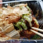 御殿場だこ なんば一番 - たこ焼き　粒は小さめ、タコは大きめ