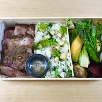 recte - 炭火焼きハンバーグ弁当：熊本あか牛と十勝短角牛のハンバーグ、山菜ごはん、彩り野菜のサラダ