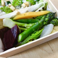 recte - 梅山豚 窯焼き弁当：梅山豚の窯焼き サフランオイル、山菜ごはん、彩り野菜のサラダ