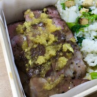 recte - 炭火焼きハンバーグ弁当：熊本あか牛と十勝短角牛のハンバーグ、山菜ごはん、彩り野菜のサラダ
