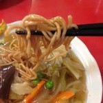 長来軒 - えぇ感じの炒め具合です。香ばしい麺に熱々の具材です。