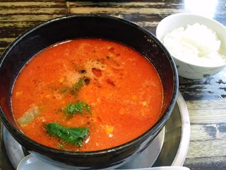 麺飯場 たんや - パッと見さびしい感じもしますが…