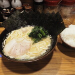 壱角家 - ラーメン670円＋のり5枚110円