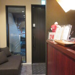 日本料理 TOBIUME - 店内から入口を見て