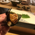 鮓 きずな - 明石焼き穴子おにぎり、宮城の一番海苔で