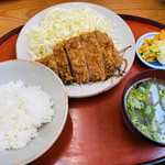 Tonkatsu Shige - ロースカツ定食、ライス少なめ。