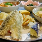 赤心 - 日替わり定食は天ぷら盛り合わせです。