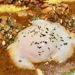 スパイシーカリーハウス半月 - チキン+温玉