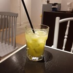 THE BURGER SHOP - 店内イートインの場合は野菜ジュースが付いてきます。お代わりもできるそうです(20-05)