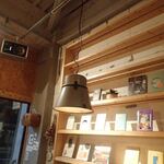Go Go Round This World! Books＆Cafe - 店内は構造体むき出しのなか、壁面の木の棚などでほっこりミャ