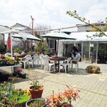 いちごカフェ - 花に囲まれて外の空気が心地よいテラス席