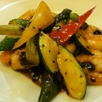 中国麺飯 勇 - エビと野菜の豆豉炒め。豆豉は砕いて蒸して油に漬けて使うそうです。