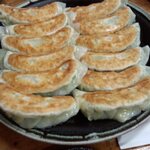 らーめん ぺぺ - 餃子二人前！最初の三切れはひと口で、残りはちびちびがお約束です(笑)