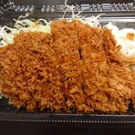 はしや - ロースカツ弁当のロースカツをアップで。