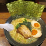 横浜家系ラーメン 本郷家 - 「豚骨醤油ラーメン+玉子」(790円)