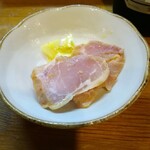 とんかつ 美味小家 - お通しのザワークラウトみたいなのと、ベーコン？