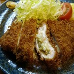 とんかつ 美味小家 - 中にはチーズとふきのとう味噌がたっぷり