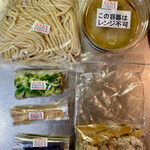 Katsuryuu - 麺、スープ、刻みネギ、オニオンチップス、海苔、メンマ、刻みチャーシューなどがセットになっています。