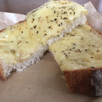 自家焙煎珈琲 かめとかめ - チーズトースト半分っこ(o^^o)