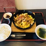 狸小路飯店 - 料理写真:豚肉の辛味噌鉄板焼き定食