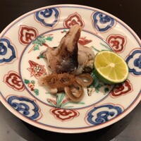 新地 やま本 - 舞鶴の鳥貝 酢橘を絞って