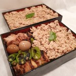 焼鳥　おみ乃 - 手前が『焼鳥弁当』奥が『そぼろ弁当』