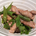 丿貫 - 丿貫(鶏せせりと青葱の黒七味和え)