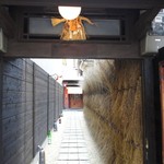 Chisou Inaseya - 狭い間口の入口に「笑門」の表札が