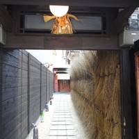 馳走いなせや - 狭い間口の入口に「笑門」の表札が