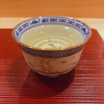 鮨ひろ瀬 - 中国茶安吉白茶(あんきちぱいちゃ)
      一年に一度北京まで買い付けに行くそうだ。渋みがなくて美味しい。