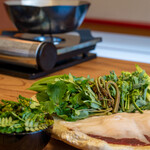 柚木元 - 2020.4 熊白湯スープの草鍋（ツキノワグマのロース、ウルイ、甘草、のらぼう菜、コゴミ、ワラビ、野ミツバ、行者にんにく、花山椒付き木の芽）