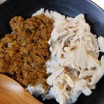 マガリ - タコキーマと鶏肉飯のあいがけ
