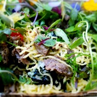 蕃 YORONIKU - 野原の中にお肉が ……… 
                    梶谷農園のハーブを使った和牛ちらし(2,700円税別)