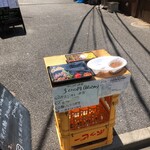 生焼きホルモン元家 別邸 - ここにお店の方が立ってます。