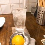 創作麺工房 鳴龍 - レモンサワー 400円