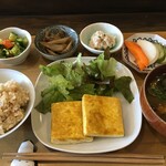 つゆくさ - 豆腐のカレー焼き、マッシュ里芋、ごぼうとしめじの生姜煮、ブロッコリーときゅうりのみそ玉ねぎサラダ