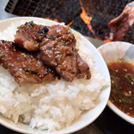 十八番 - 焼けたお肉をオンザライスで