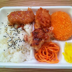 アゲラー本舗 からあげ屋 - 唐コロ弁当(中)、山賊、ごまにんにく…470円