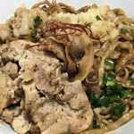 らぁ麺やまぐち - にんにく、背脂、ニラ、豚肉が乗ったまぜそば！！