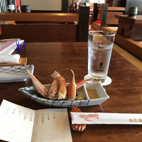 かに道楽 新宿本店 - かに会席 和み ５５００円（税込）。かに酢とテーブルの様子。かに酢をいただくと、蟹を食べに来た感じがしますね(^｡^)。私だけかもしれませんが（笑）